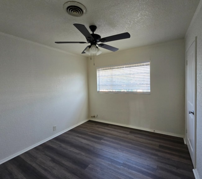 Building Photo - New flooring and paint throughout!