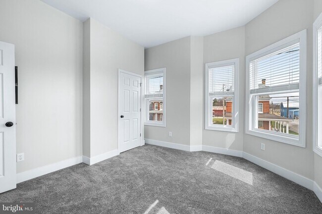 Building Photo - 320 W King St