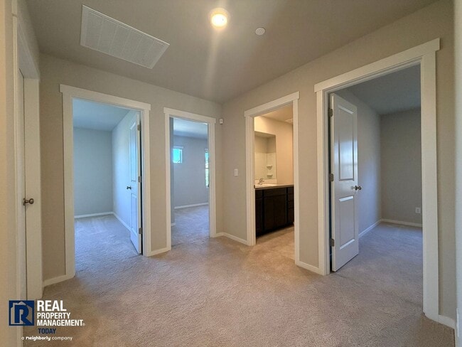 Building Photo - Stunning 4-Bedroom Home with Mount Rainier Views in Rainier Ridge!