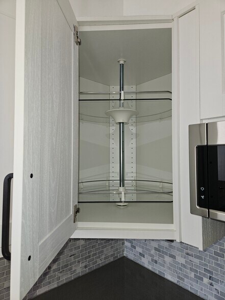 Building Photo - 6313 W Montrose Ave