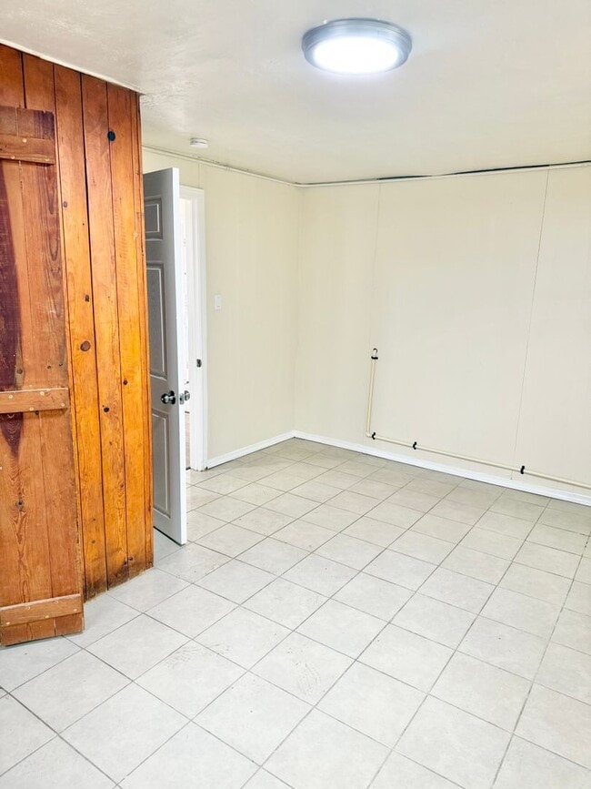 Building Photo - 1 Bedroom with Den Available Now