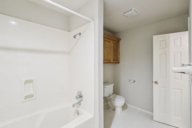 Building Photo - Spacious 4 Bedroom + Bonus Room & Office