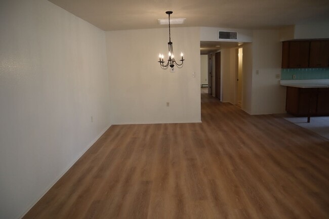 Building Photo - Livable, Lovable, & Avaiable!