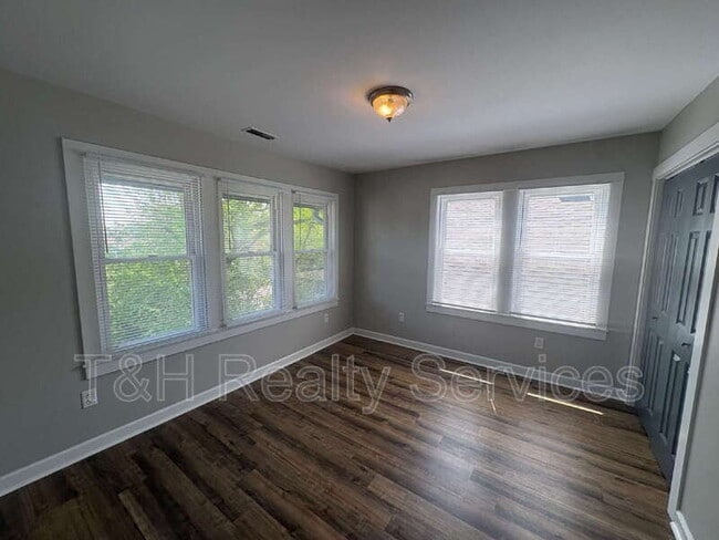 Building Photo - 637 N Gray St