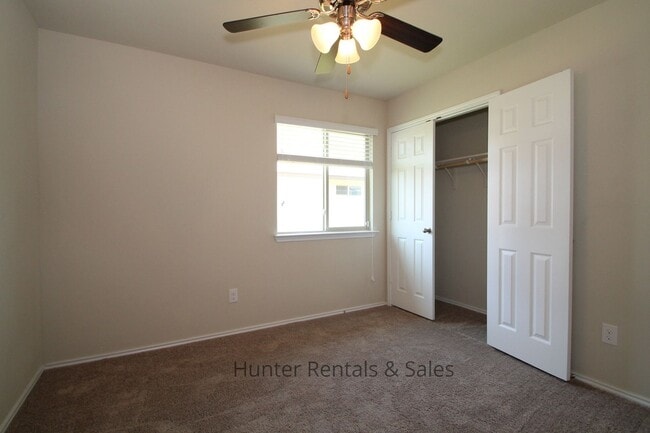 Building Photo - Charming Bungalow Style Home with Modern C...