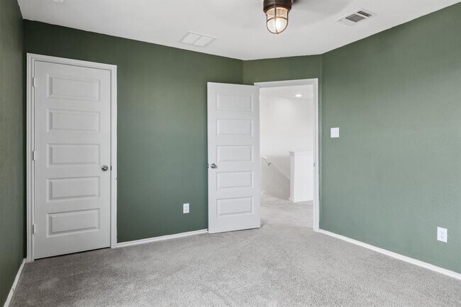 Building Photo - 925 Yellow Ribbon Trl