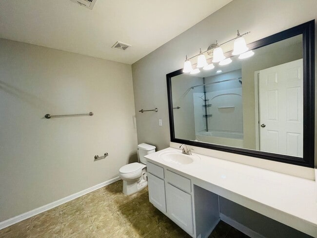 Building Photo - Beautiful Townhome in Catawba Village