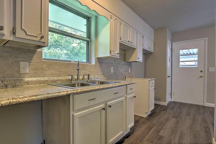 Kitchen - 567 Lovedale Dr