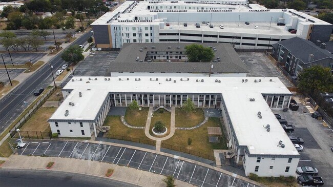 Building Photo - 1101 Clayton Ln