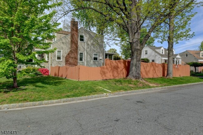 Building Photo - 72 Colonial Dr