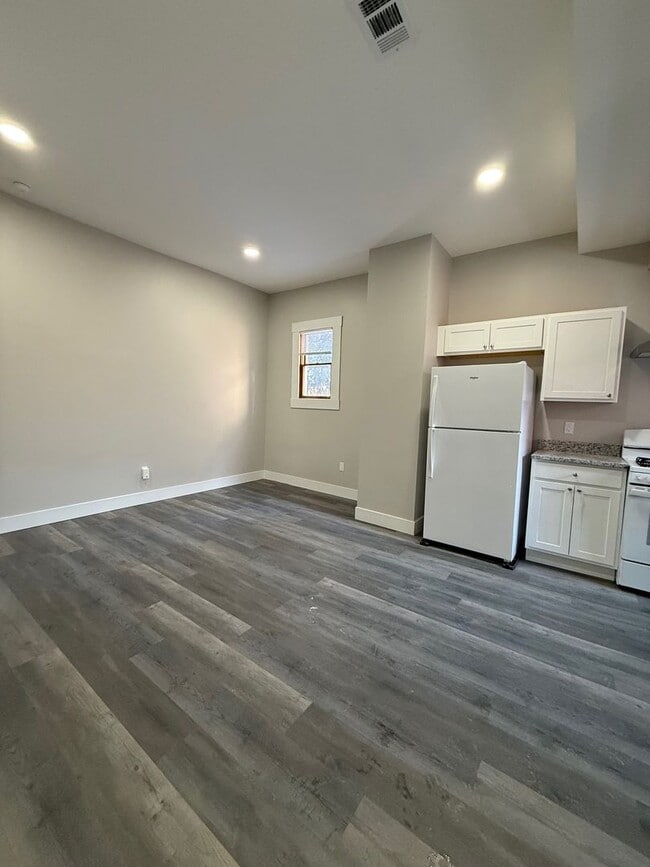 Building Photo - Newly Renovated 2 bedroom in Lincoln- Larimer