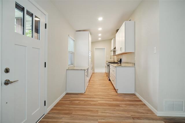 Building Photo - 902 Jardin Dr