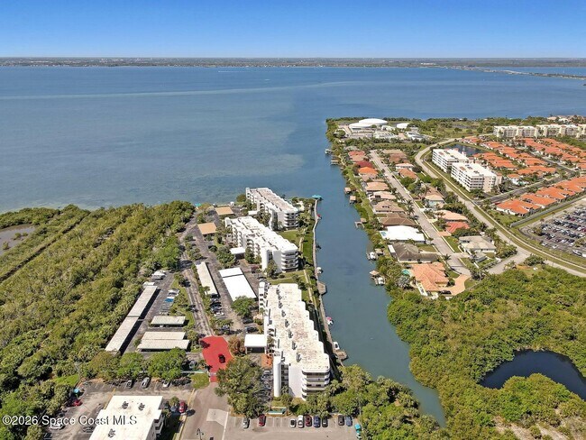 Building Photo - 300 Columbia Dr