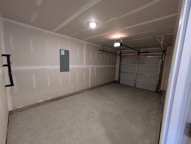 Building Photo - 831 Powder Br Dr