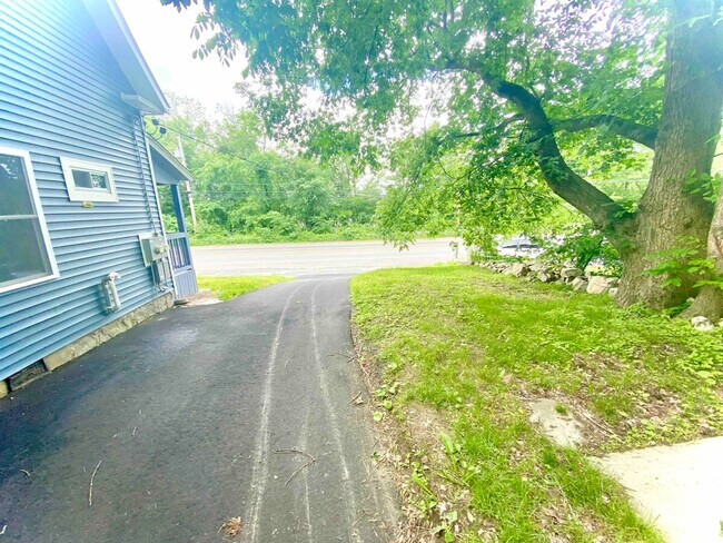 Building Photo - 1592 Main St