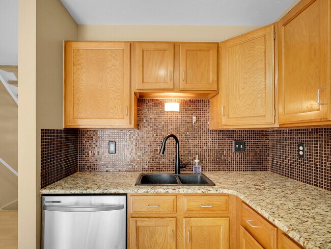 Building Photo - $2,295.00, 2-bed, 3-bath Condo in Westmins...
