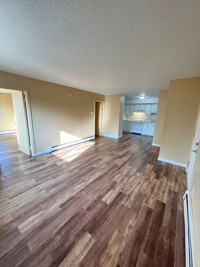 Building Photo - Renovated 2 Bedroom Apartment - AVAILABLE ...