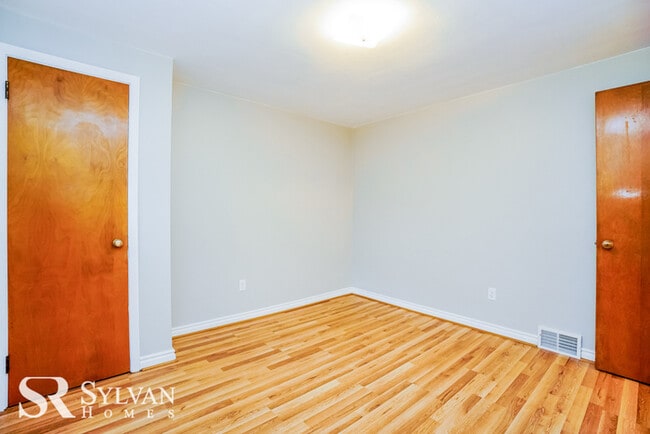 Building Photo - Your dream home is waiting for you.