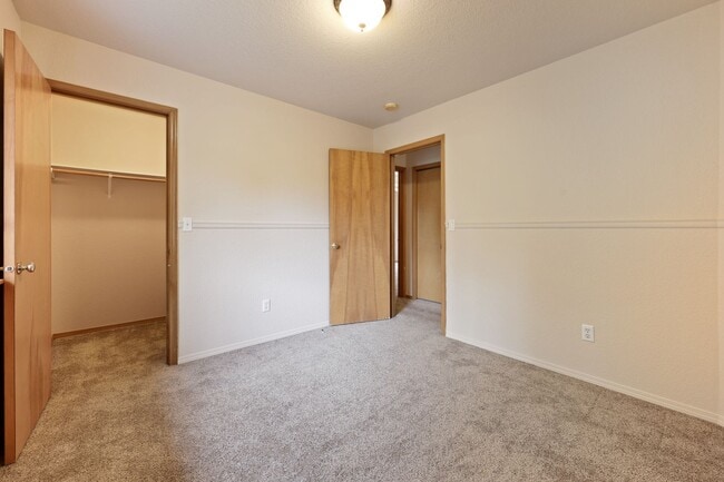 Building Photo - Move in ready now! 4 bedrooms in Lacey - North Thurston School district.