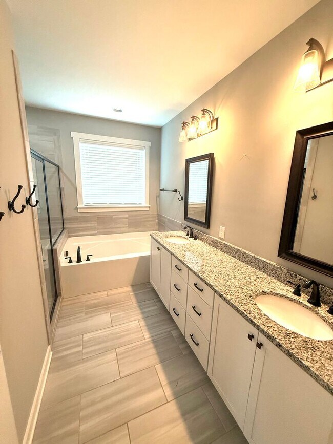Building Photo - ** 4 Bed 2.5 Bath Located beside Park Cros...