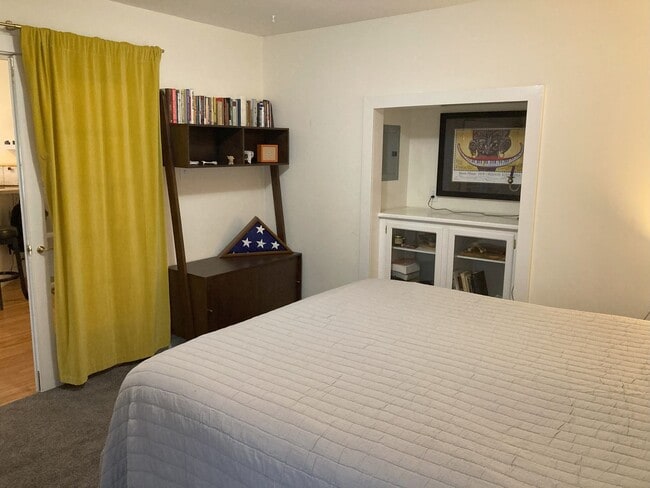 Building Photo - Beautiful Home Walking Distance To Town an...