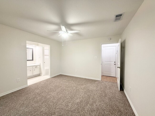 Building Photo - Elegant Recently Updated 3/2/2 Home in Ang...