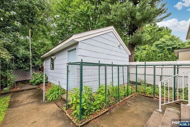Building Photo - 133 Highwood Ave