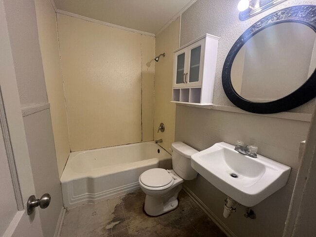 Building Photo - 3 bedroom 2 bathroom home