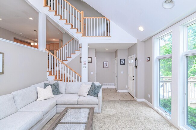 Building Photo - 2 E Clarkson Rd