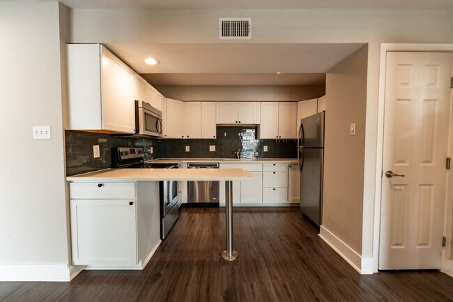 Building Photo - 935 La Posada Dr