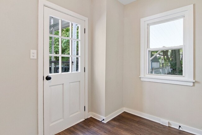 Building Photo - Coming Soon! Charming 3 Bedroom, 1.5 Bath ...