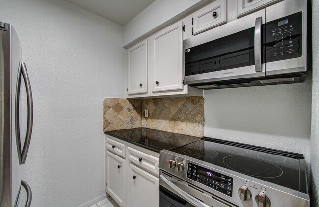 Building Photo - 5711 Sugar Hill Dr