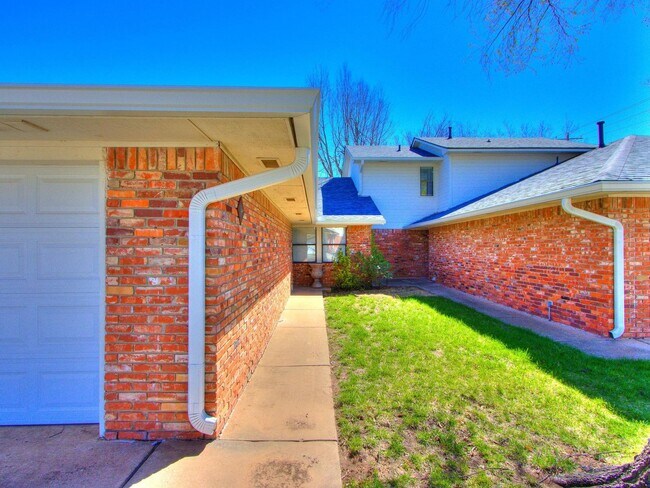 Building Photo - Beautiful 3bed/2bath Townhome Available in...