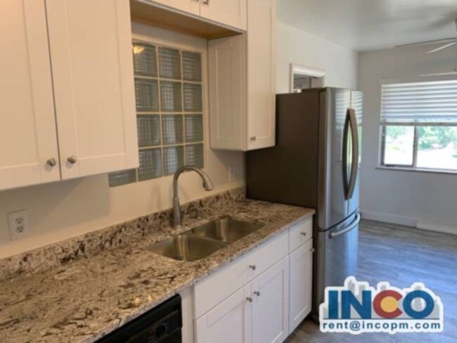 Building Photo - REMODELED 4 bed 2 bath Ranch home w/Beauti...