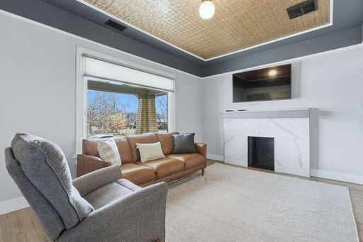 Building Photo - Beautiful 3 Bedroom Craftsman Bungalow Furnished or Unfurnished Available NOW!