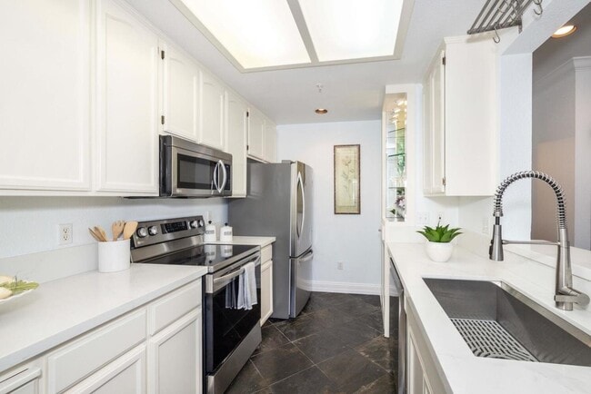 Building Photo - APARTMENT