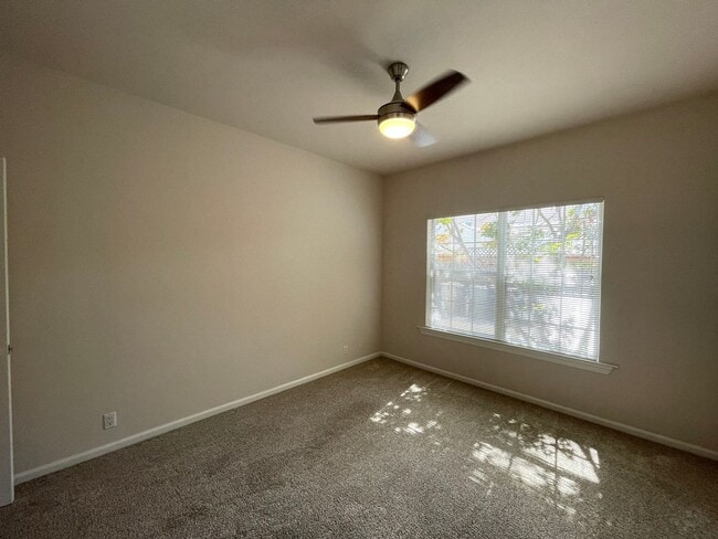 Building Photo - Exceptionally Spacious and Modernized 2x2 Townhouse w/Garage and Washer/Dryer Hookups!