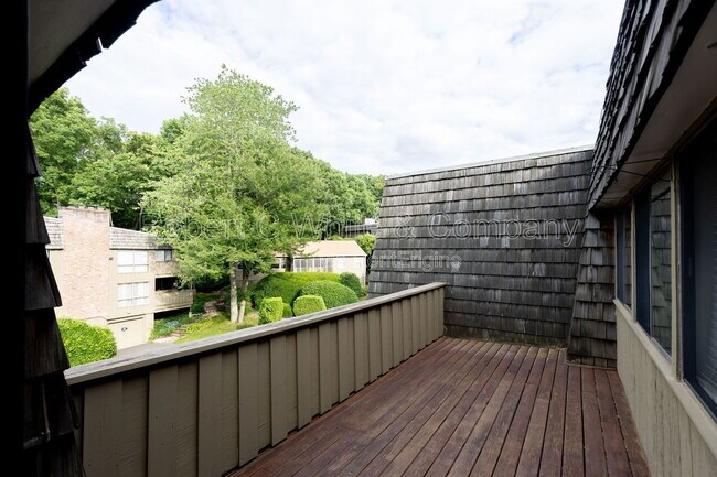 Building Photo - 102 Ledgebrook Dr