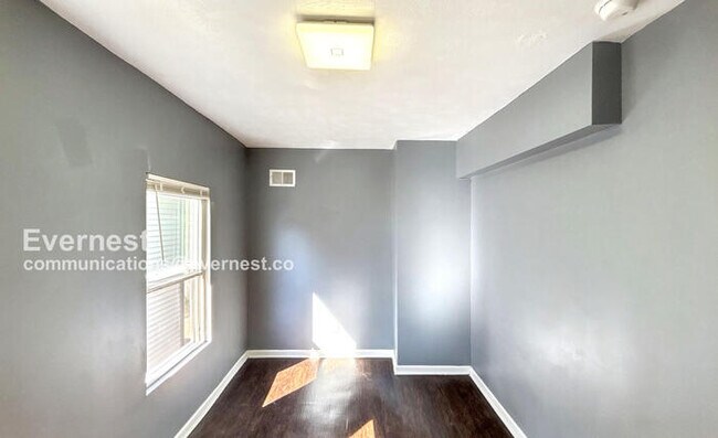 Building Photo - 39 S Yale Ave