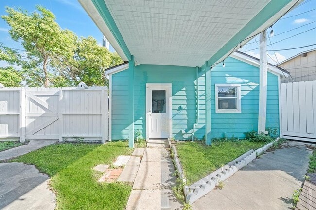 Building Photo - 2823 Bernardo De Galvez Ave