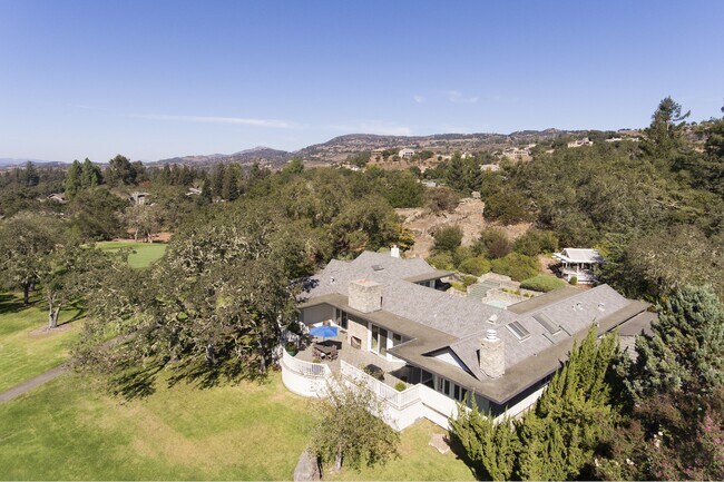 Building Photo - 2700 Hillcrest Dr
