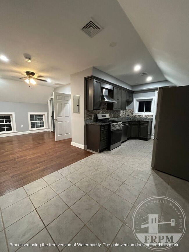 Building Photo - 176 Snell St