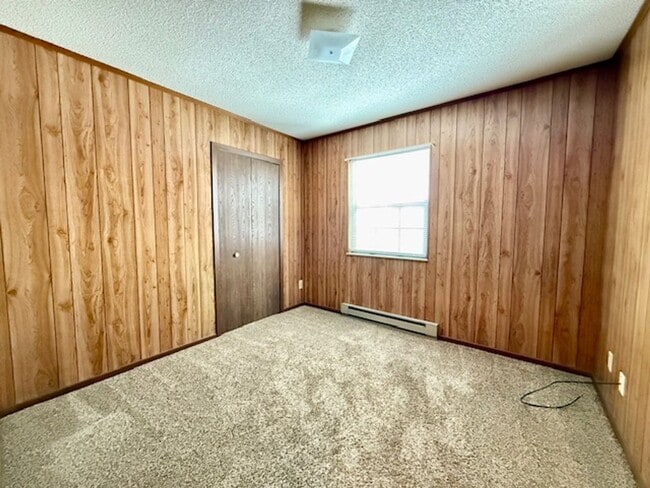 Building Photo - ONTARIO - 2 Bedroom Move-In Ready!