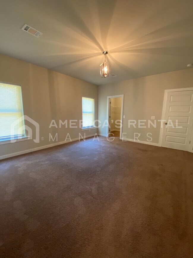Building Photo - 10953 Woodland Dr