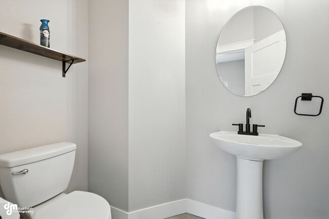Building Photo - Charming & Updated 4BD/2.5BA!