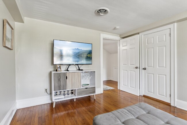 Building Photo - 3426 Kenmore Dr