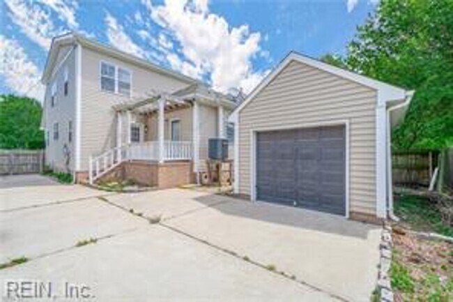 Building Photo - 4 Bed 2.5 Bath Home for Rent!