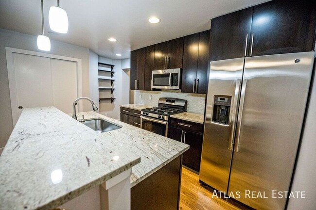 Building Photo - 2nd Floor LoHi 2 Bed 1 Bath with a Private...