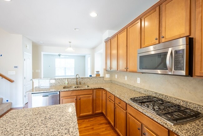 Building Photo - Beautiful 3 BR/3 BA EOG Townhome in Capito...