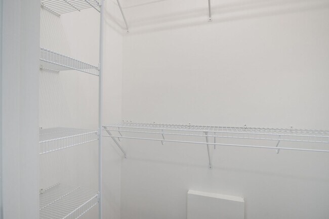 Building Photo - 3 bed/2 1/2 Bath. Pet Friendly, Pool,